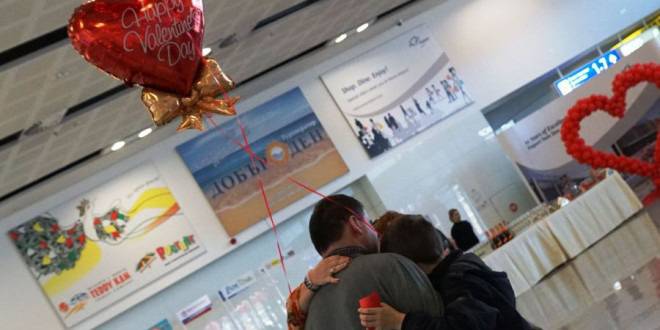 Шоколад и ягоди за туристите на летища Варна и Бургас