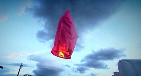 Десетки фенери полетяха от Моста на влюбените при НДК