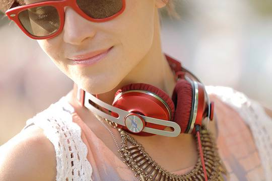 Конкурси всякакви: Спечелете 2 чифта слушалки Sennheiser, карта памет или чаша