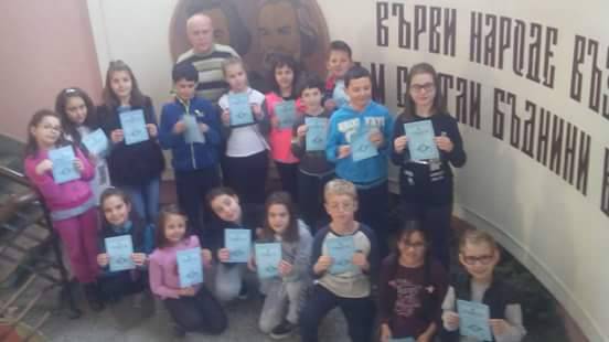 Директорът на НУ „Св. св. Кирил и Методий“ връчи грамоти за отлично представяне в Националното състезание „Аз и числата“!