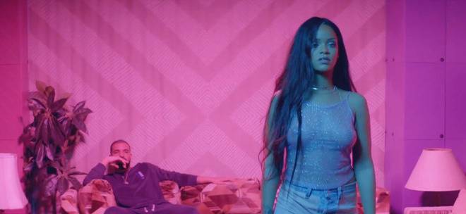 Риана показа гърдите си в новия си клип