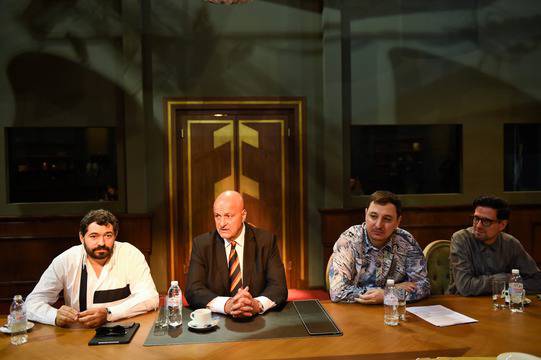 Стефан Шарлопов е босът в Звездни стажанти