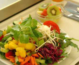 Салати, ядки и варива са част от диетата при анемия