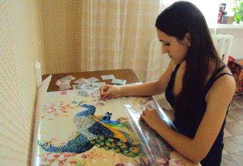 Млада майка прави диамантени гоблени като произведения на изкуството