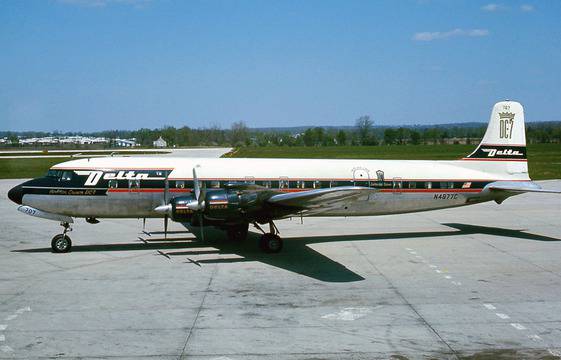 Douglas DC-7 е най-големия самолет с бутални двигатели