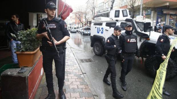 Двама убити и 35 ранени при атентат с кола-бомба