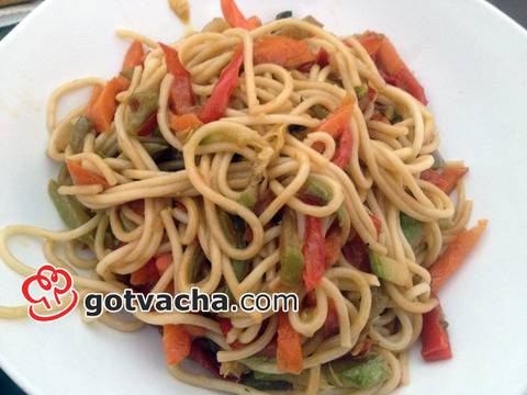 Спагети със зеленчуци (тиквички и моркови)