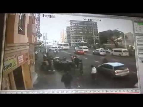 Този мъж хвърли жена си и децата си през прозореца, но за да им спаси живота!