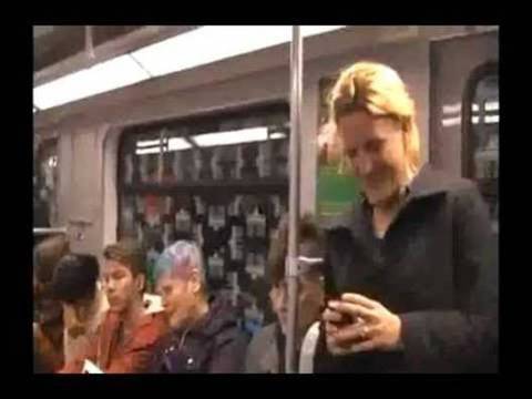 Тази жена започва да се смее в метрото.. Вижте, обаче, как реагираха всички покрай нея!