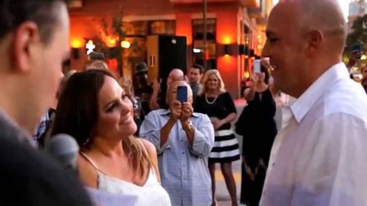 Дори след 30 години брак той успя да покаже на съпругата си, че тя е най-важната за него и страшно много я обича!