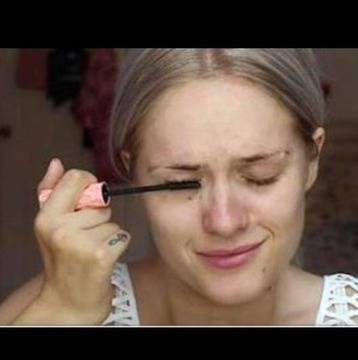 Това момиче плаче всеки път, когато си слага спирала.. Когато разберете причината, обаче ще се разплачете и Вие!