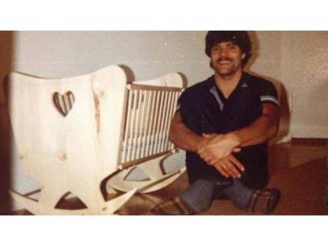 Трогателно! Този баща прави собственоръчно легълце за сина си, заради безпаричие. Но ето какво направи синът му след това!