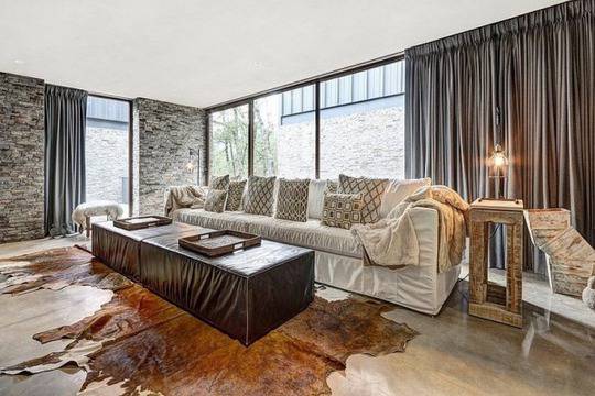 Стилна и модерна къща от дърво и камък