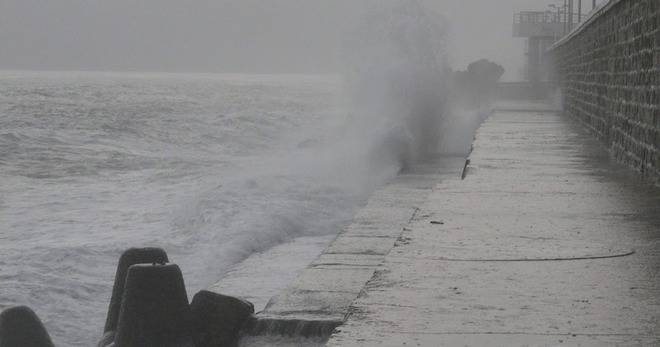 ОГРОМНИ ВЪЛНИ И ПОРОЕН ДЪЖД НА ВЪЛНОЛОМА ДНЕС ВЪВ ВАРНА RAZLICHNITENOVINIVSNIMKI НОВИНИТЕ САМО В СНИМКИ-РАЗЛИЧНИТЕ НОВИНИ