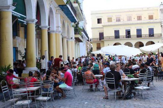 Компаниите натискат за бизнес в Куба