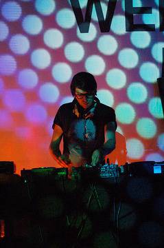 Чуйте ремикса на Ерол Алкан на новия сингъл на „Ню Ордър“ „Singularity“