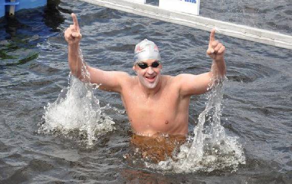 Петър Стойчев стана световен шампион по плуване в студени води