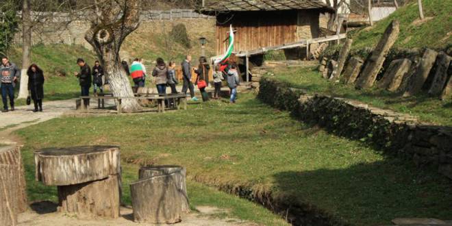 Над 7000 туристи посетили Етъра по празниците