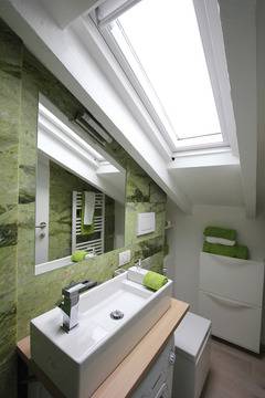 Специфика и очарование в красива малка мансарда