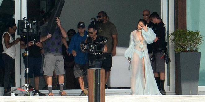 Риана по прашки и с пистолет в ръка (снимки)