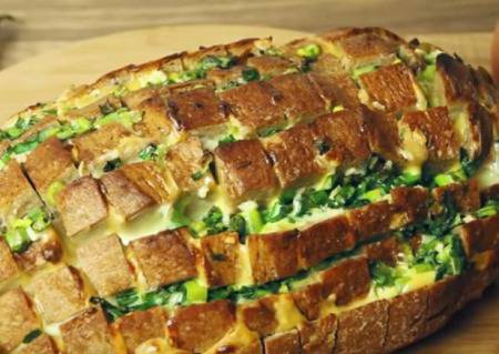 Хляб с масло, кашкавал и чесън