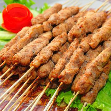 Сладко-лютиви пилешки шишчета „Сате аям” от Априлия Саптомо