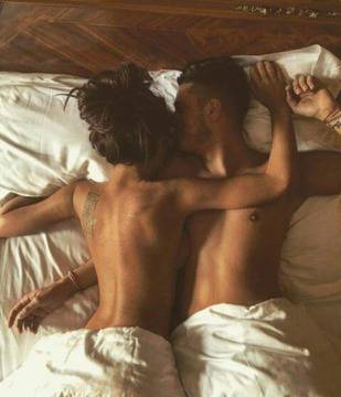 Моника Валериева се пусна гола в прегръдките на гадже (СНИМКА)