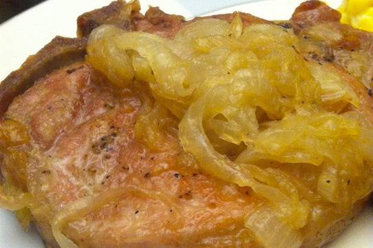 Свински пържоли с карамелизиран лук