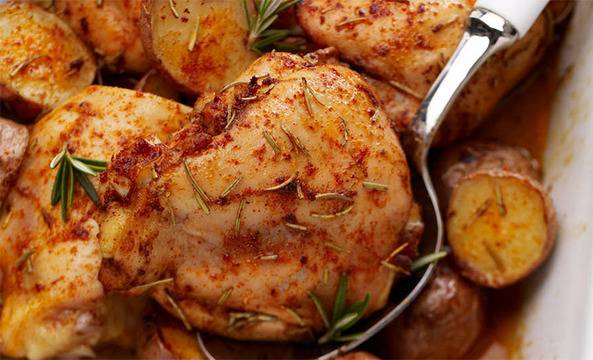 Пилешки бутчета с картофи и подправки на фурна