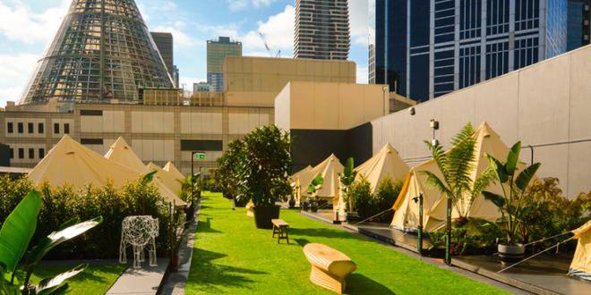 В палатка на покрива на мола