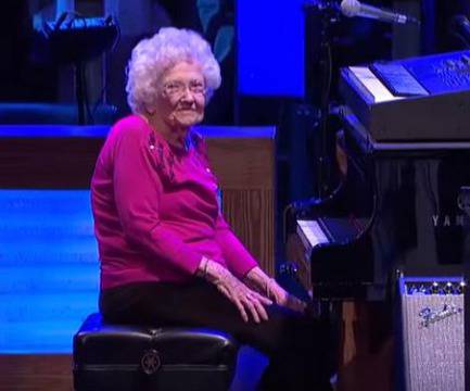 98-годишна взриви публиката с изпълнението си на пиано