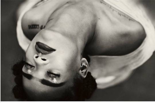 Риана с еротичен черно-бял клип