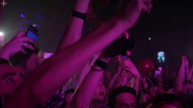 The Chainsmokers – Roses (Live in London) ft. ROZES 2016