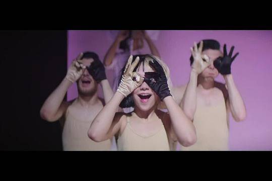 13-годишната Мади танцува в нов клип