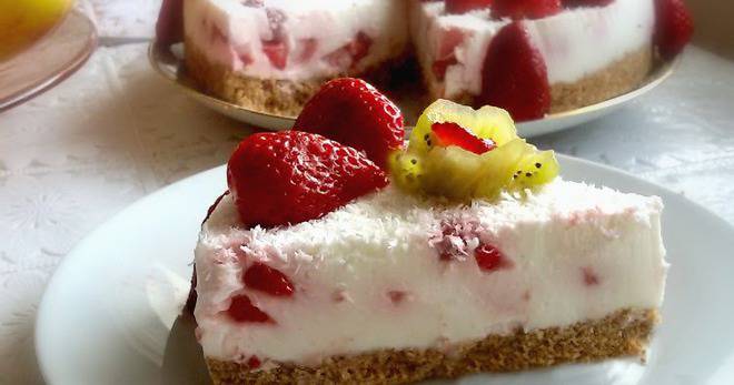 Лек чийзкейк с ягоди и цедено кисело мляко