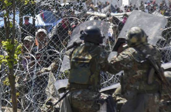 Ранени полицаи и мигранти при опит за преминаване на границата