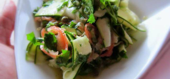 Салата с нахут, тиквички и авокадо