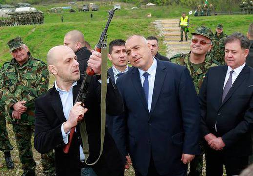 Пращат още 300 военни да охраняват границата