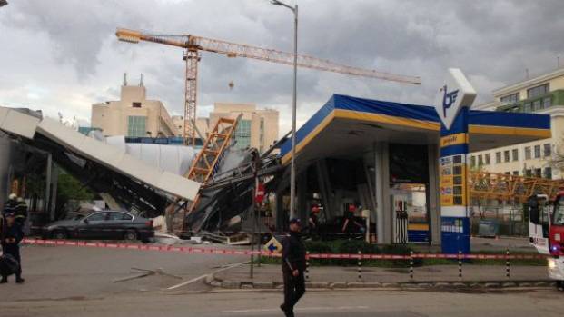 Строителен кран се сгромоляса върху бензиностанция