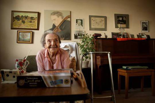 „Дамата в номер 6“ – най-старата пианистка в света