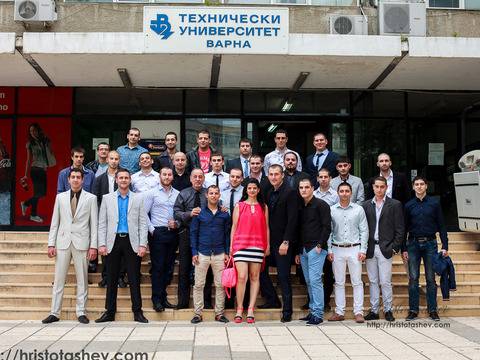 Абсолвенти – Изпращане пред Технически Университет – Христо Ташев – фотограф Варна. Фотограф за кръщене. Фотосесия в студио….