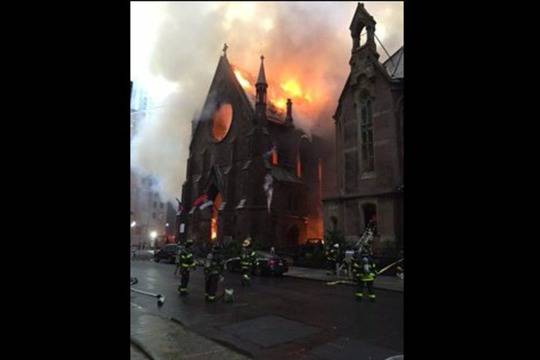 Сръбската катедрала в Ню Йорк изгоря на Великден