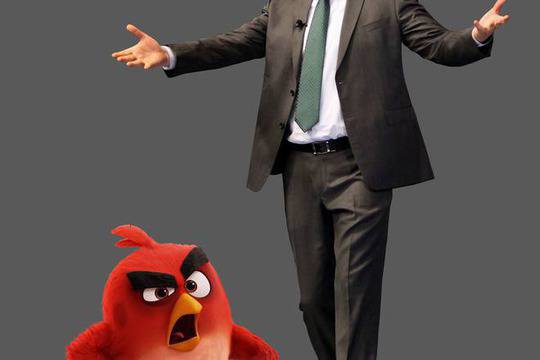 Слави Трифонов с героя си от Angry Birds