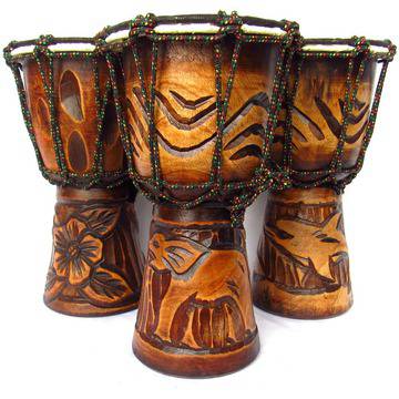 Тарамбука от дърво с дърворезба. Височина – 25 см.