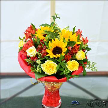 Букет с рози, слънчогледи и алстромерия