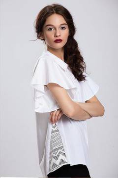 Бяла дамска риза с къс ръкав