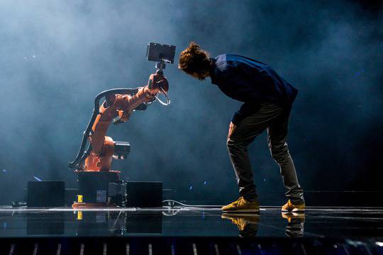 Хора срещу роботи в танцова битка