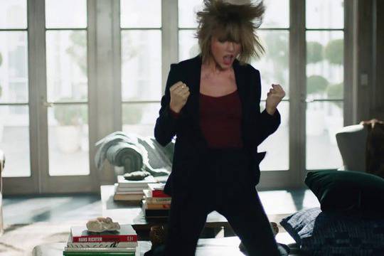 Тейлър Суифт куфее в нова реклама на Apple Music