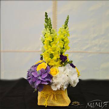 Аранжировки с цветя – Цветни Аранжировки – Аранжировка с хортензия, рози и антиринум – Доставка на Цветя и Букети за Сватба,…