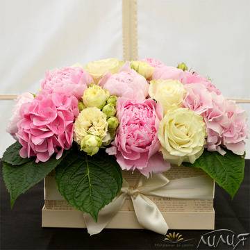 Кутия с хортензия, рози и божур